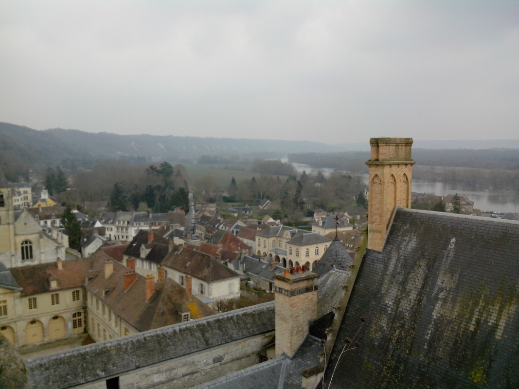 Vista de los tejados del castillo desde la galería que conduce al calabozo