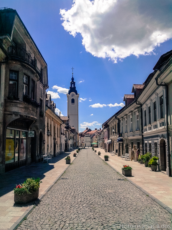 Calle principal de Kamnik en Sutna, Eslovenia