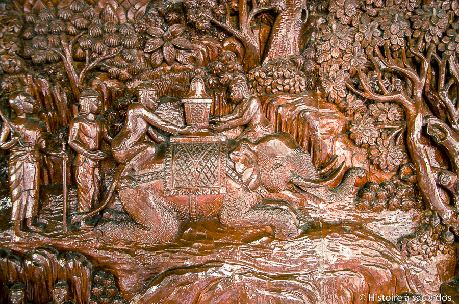 Relieve de madera de Wat Doi Suthep que representa la leyenda del elefante con reliquias