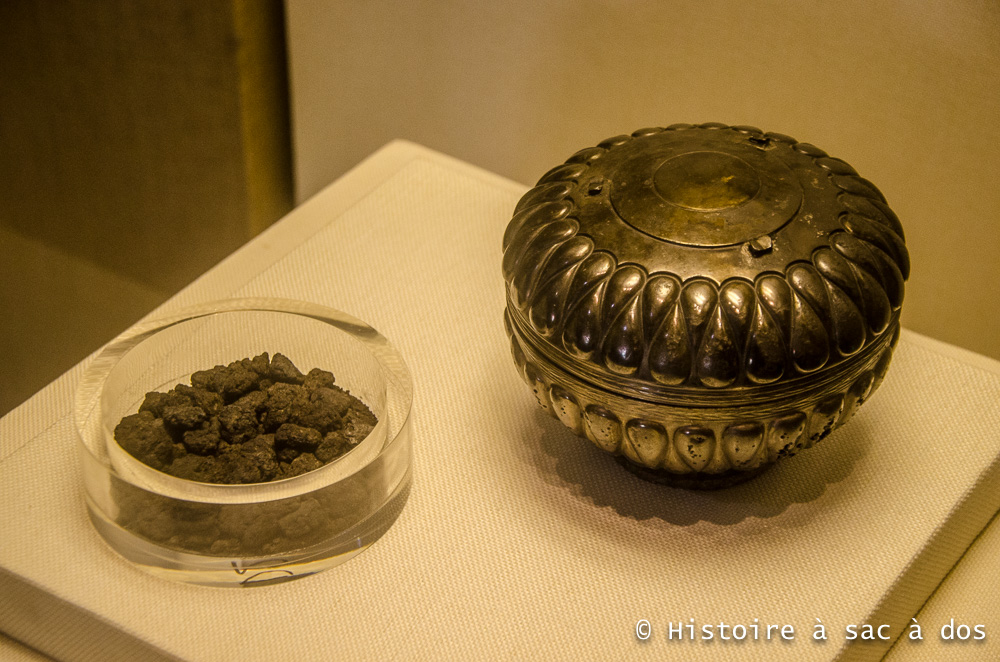 Caja de metal estilo persa que contiene medicamentos. Zhao Mo era un rey con mala salud y a menudo recurría al tratamiento médico. Por tanto, es posible que apeló a la medicina persa. 