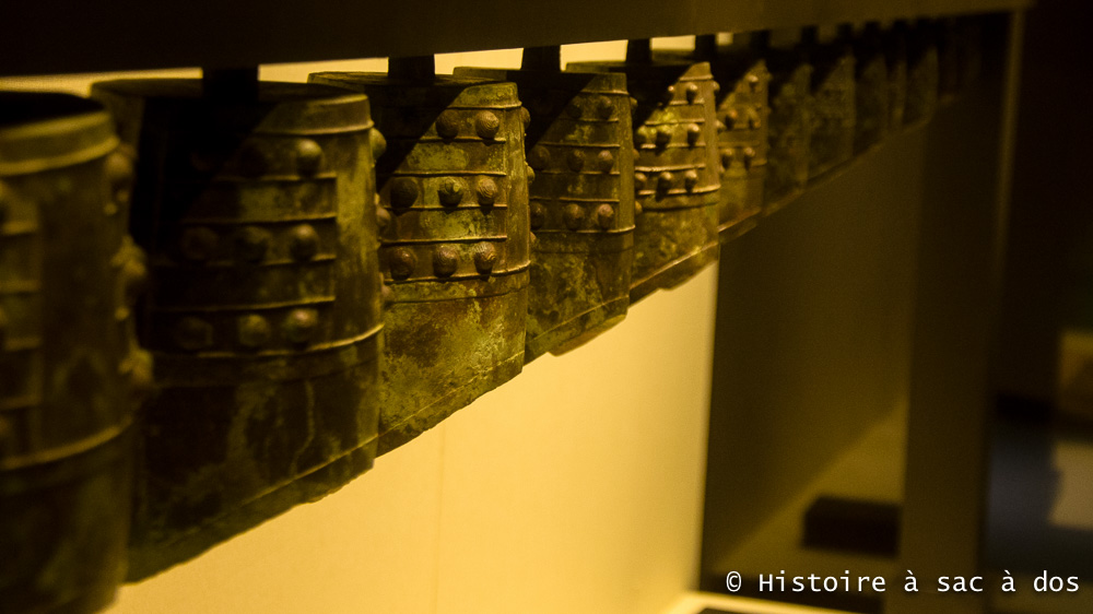 Carillon de cloches en bronze - Tombeau de Zhao Mo. Les cloches étaient utilisées pendant les cérémonies et pour la musique de cour. Elles étaient suspendues à une poutre et assemblées dans un ordre croissant.