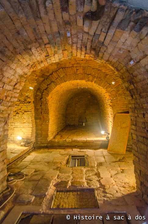 Intérieur de la tombe. Pour la protéger de l'humidité, la tombe est aujourd’hui fermée et son intérieur ne peut s’observer que par l’intermédiaire d’une vitre.