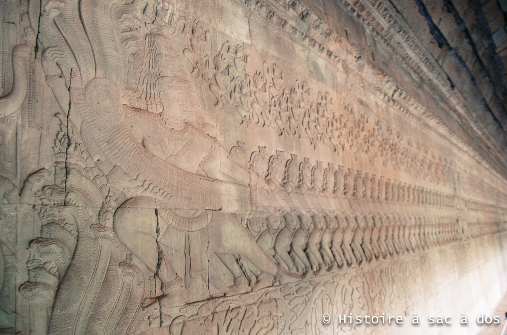 El batido del mar de leche. Podemos ver a los asuras tirando del cuerpo de la serpiente Vasuki - Bajorrelieve de Angkor Wat