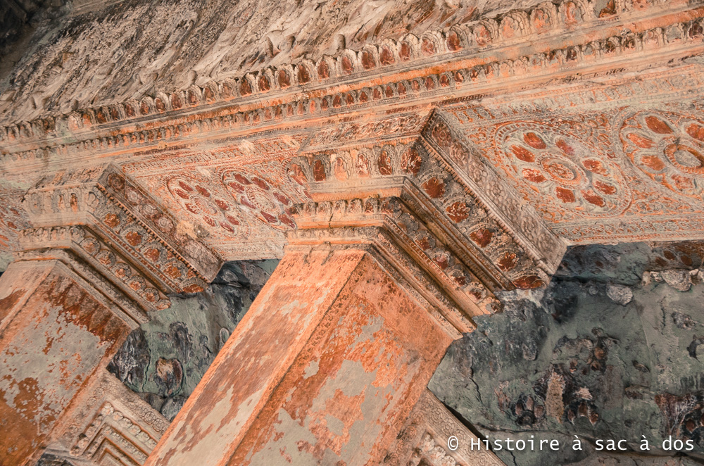 Plafond du temple d'Angkor - On peut encore apercevoir des traces de peinture rouge