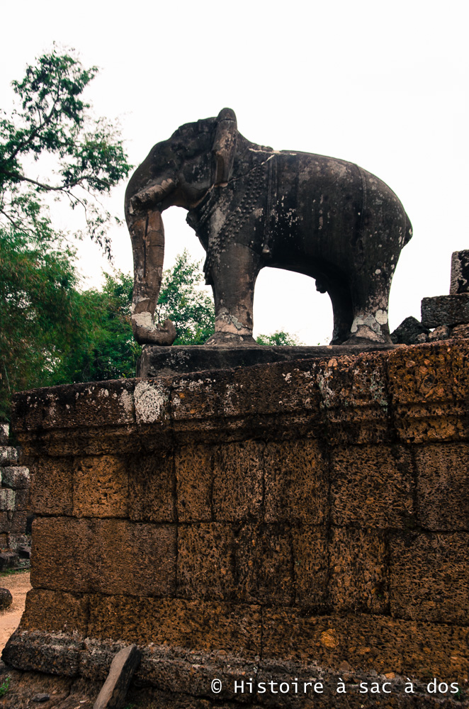 Eléphant de pierre, gardien du temple du Mebon oriental