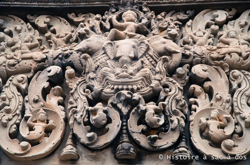 Linteau du Mebon oriential - Dieu Indra chevauchant Airavata, l'éléphant blanc à trois têtes
