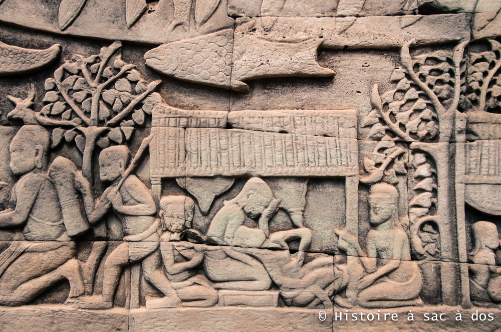 Bas-relief extérieur du Bayon - Angkor Thom. Une femme semble être en train d'accoucher aidée de sage-femmes