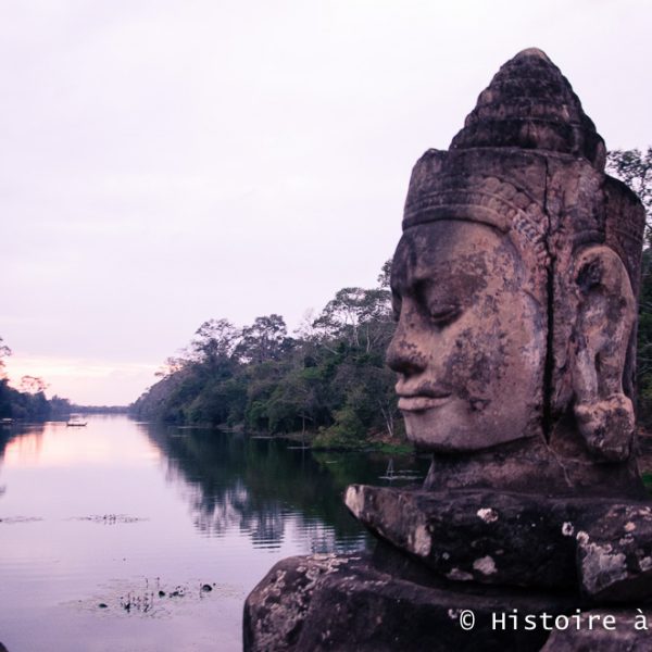 Porte sud gardée par des géants tirant un serpent - Angkor Thom