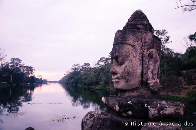 Porte sud gardée par des géants tirant un serpent - Angkor Thom