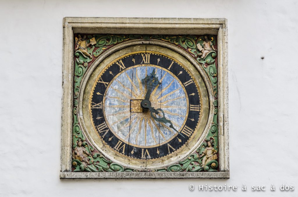 Horloge peinte réalisée en 1684 sur la façade de l'église de l'esprit saint.  