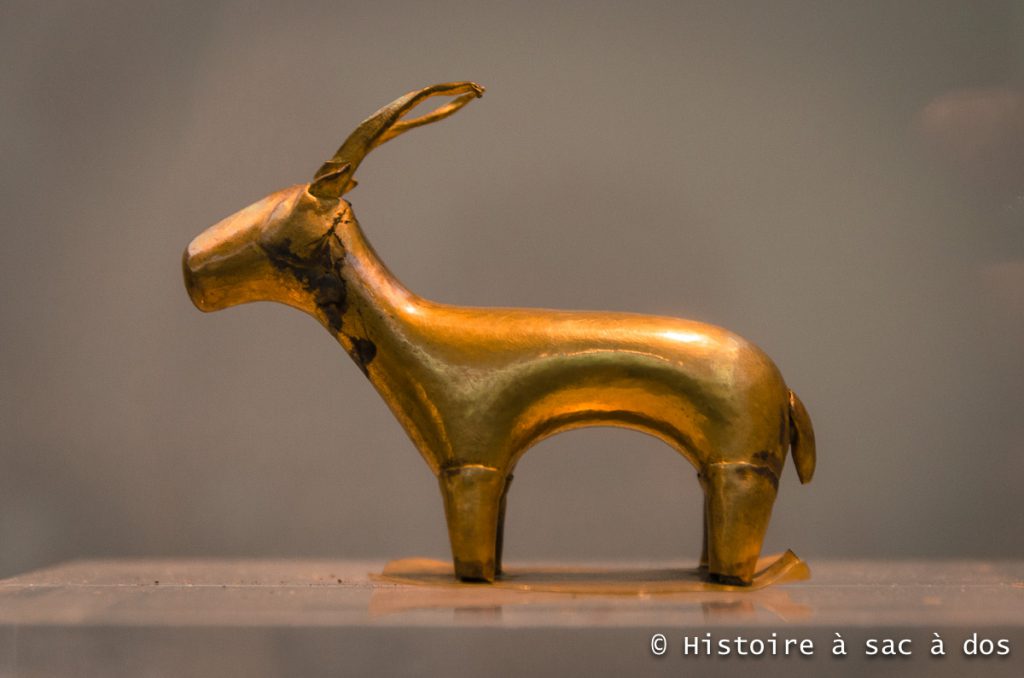 Estatuilla de animal de oro descubierta en Akrotiri - Museo Prehistórico de Thira