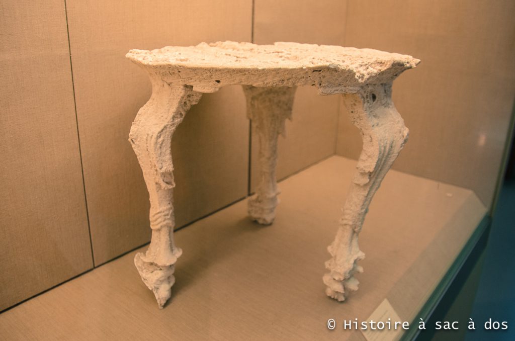 Moulage d'une table de la cité d'Akrotiri. Cette table était et montre tout le raffinement et la richesse du peuple de Théra. 