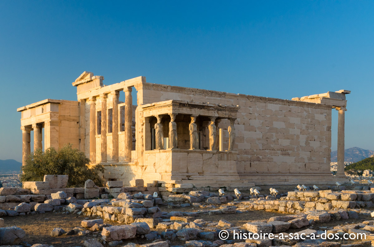 L'érechthéion situé en face de l'Acropole. 