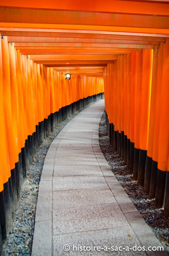Santuario Fushimi Inari-Taisha en Kioto. Su camino formado por miles de pilares parece interminable. 