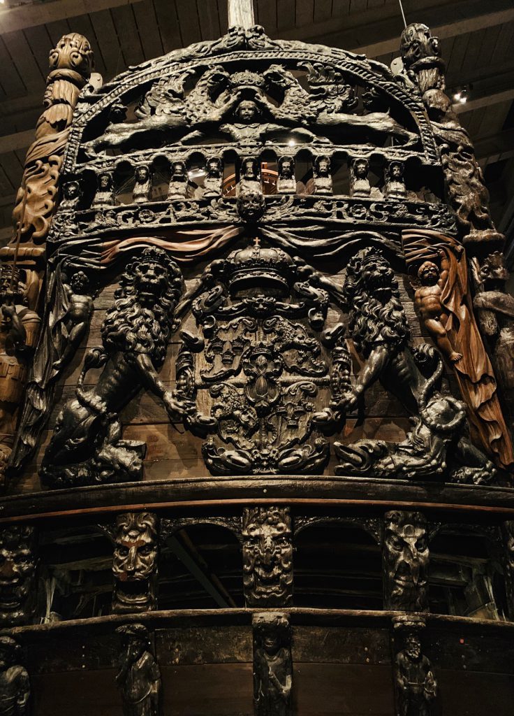 Impressionnantes sculptures sur la poupe du Vasa. Les deux lions entourent les armoiries de la Suède 