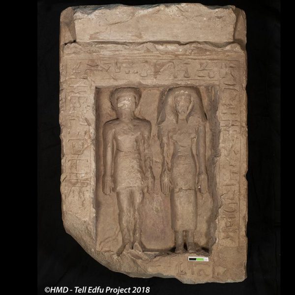 Tell Edfu projet - Les statues d'un couple égyptien volontairement vandalisées