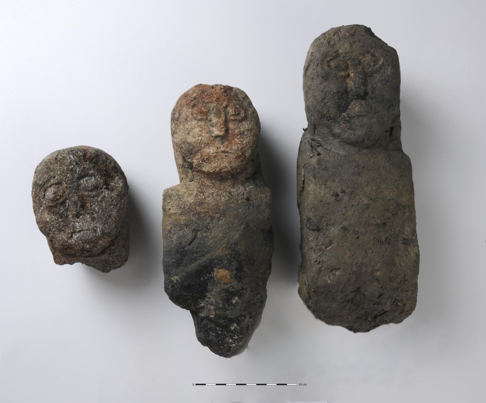 Las tres estatuas encontradas en el fondo del pozo. Siglo I aC © Emmanuelle Collado, Inrap