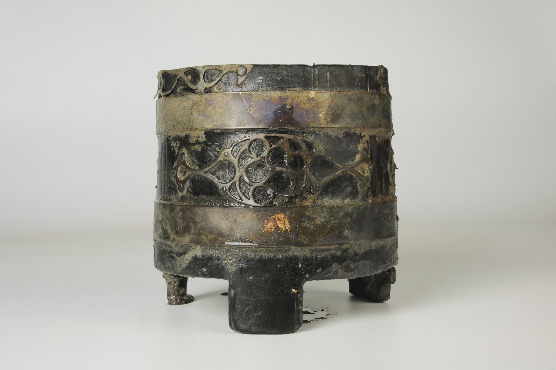 Cubo de madera con un círculo de bronce ornamentado encontrado en el fondo del pozo © Emmanuelle Collado, Inrap