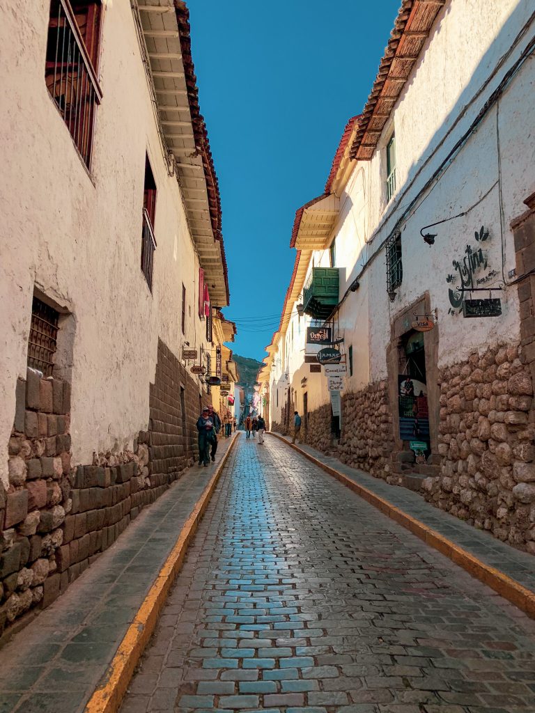 Calle angosta en Cusco, Perú.