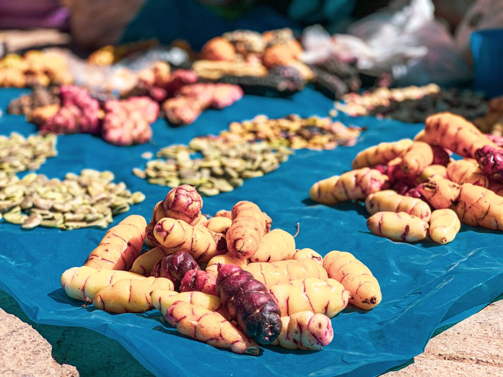 Mercado de Chinchero, Perú. Tubérculos y maíz.