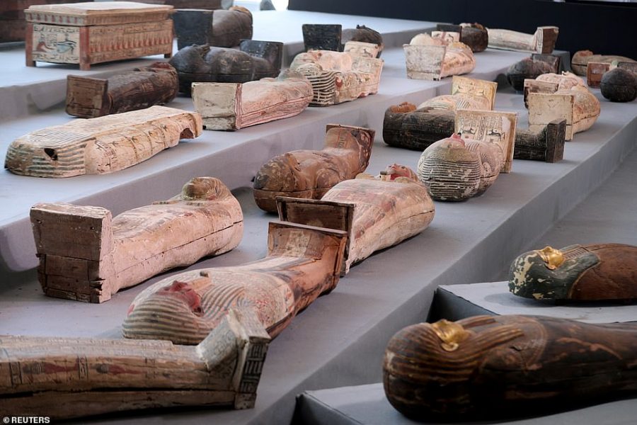 Découverte d'une centaine de sarcophages à Saqqara