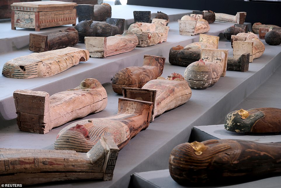 Découverte d'une centaine de sarcophages à Saqqara