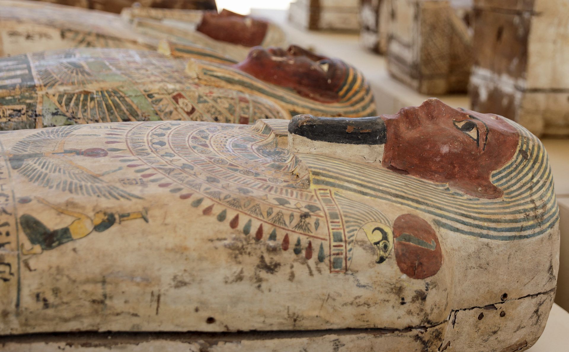 Sarcophages, statues et livre des morts découverts à Saqqarah