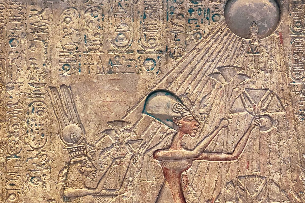 Akhenaton rendant culte à Aton - Musée du Caire