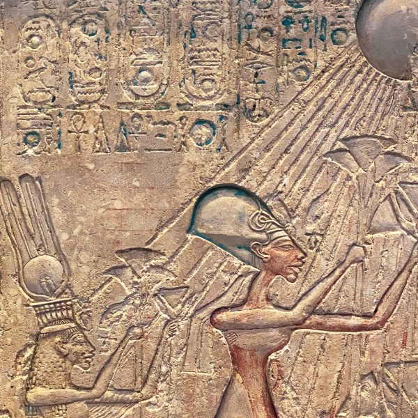 Akhenaton rendant culte à Aton - Musée du Caire